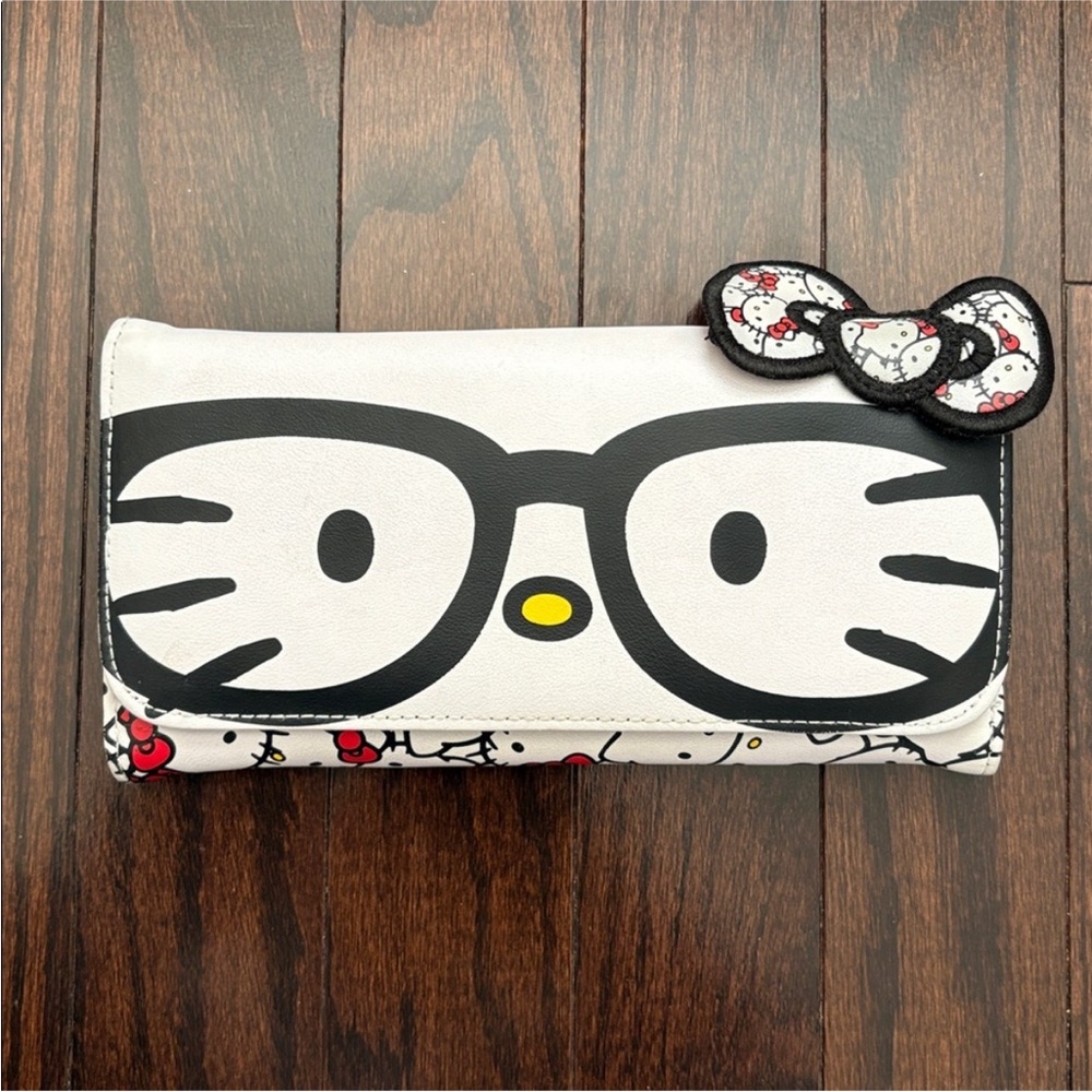 Hello Kitty White Wallet with Glasses and Bow